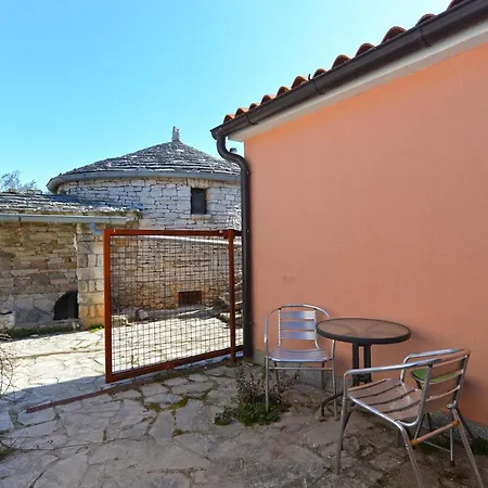Apartments With Pool 749 Pula