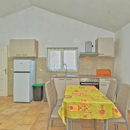 Apartments With Pool 749 Pula